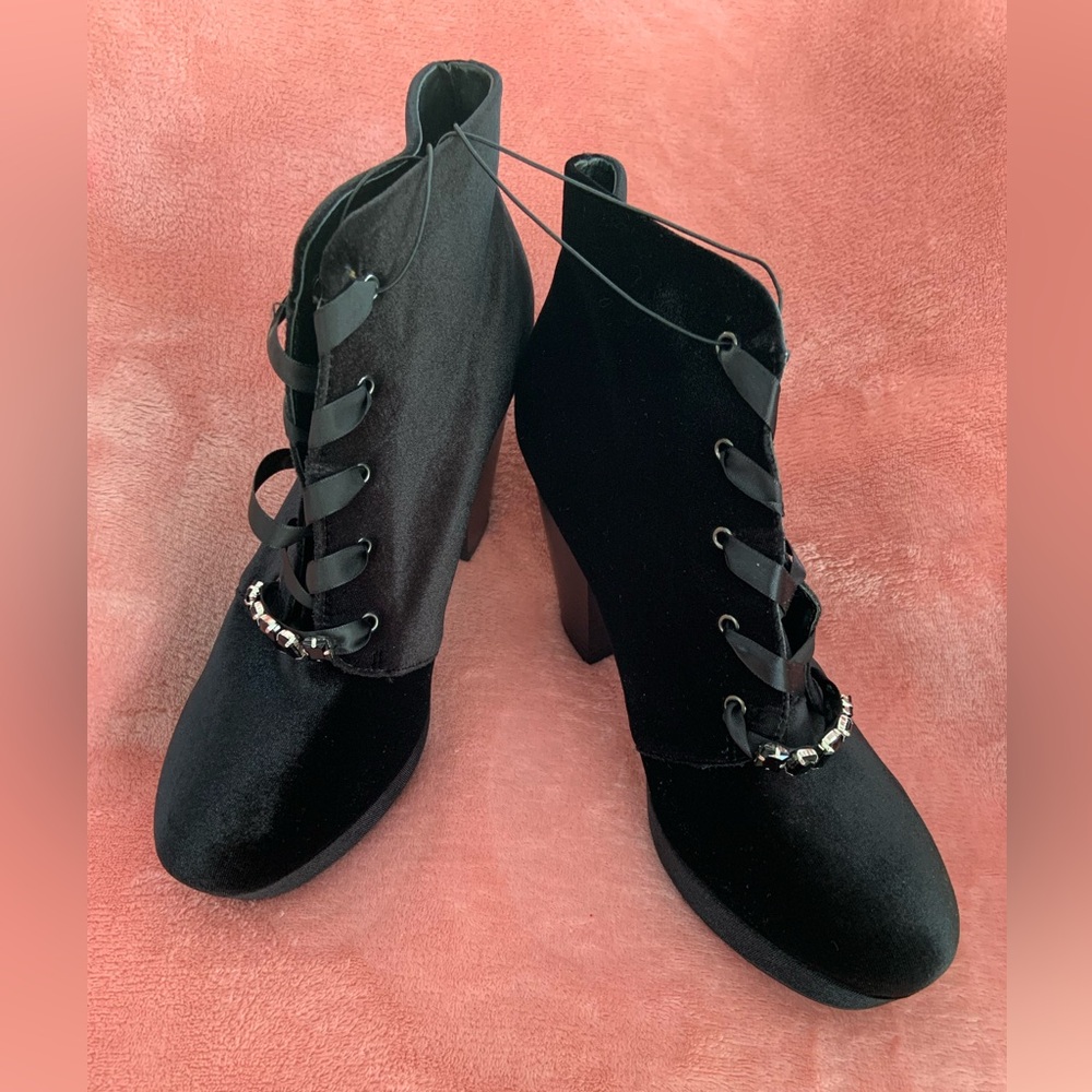 🌹New Listing🌹NWT NIB New Betsyville “Gorgeous” Black Velvet Lace Up Booties